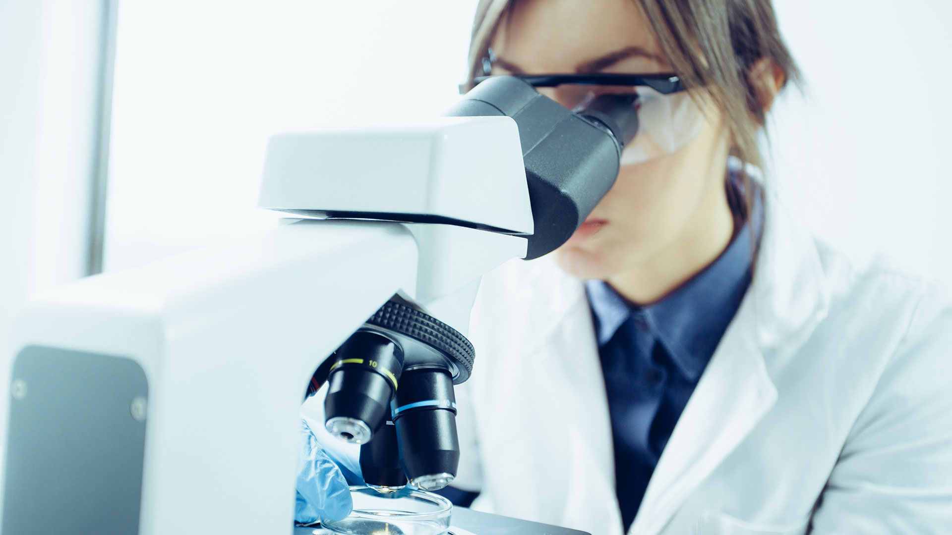 Young-scientist-looking-through-a-microscope-in-a-laboratory