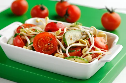 Bean sprouts and tomatoes | Heart and Stroke Foundation