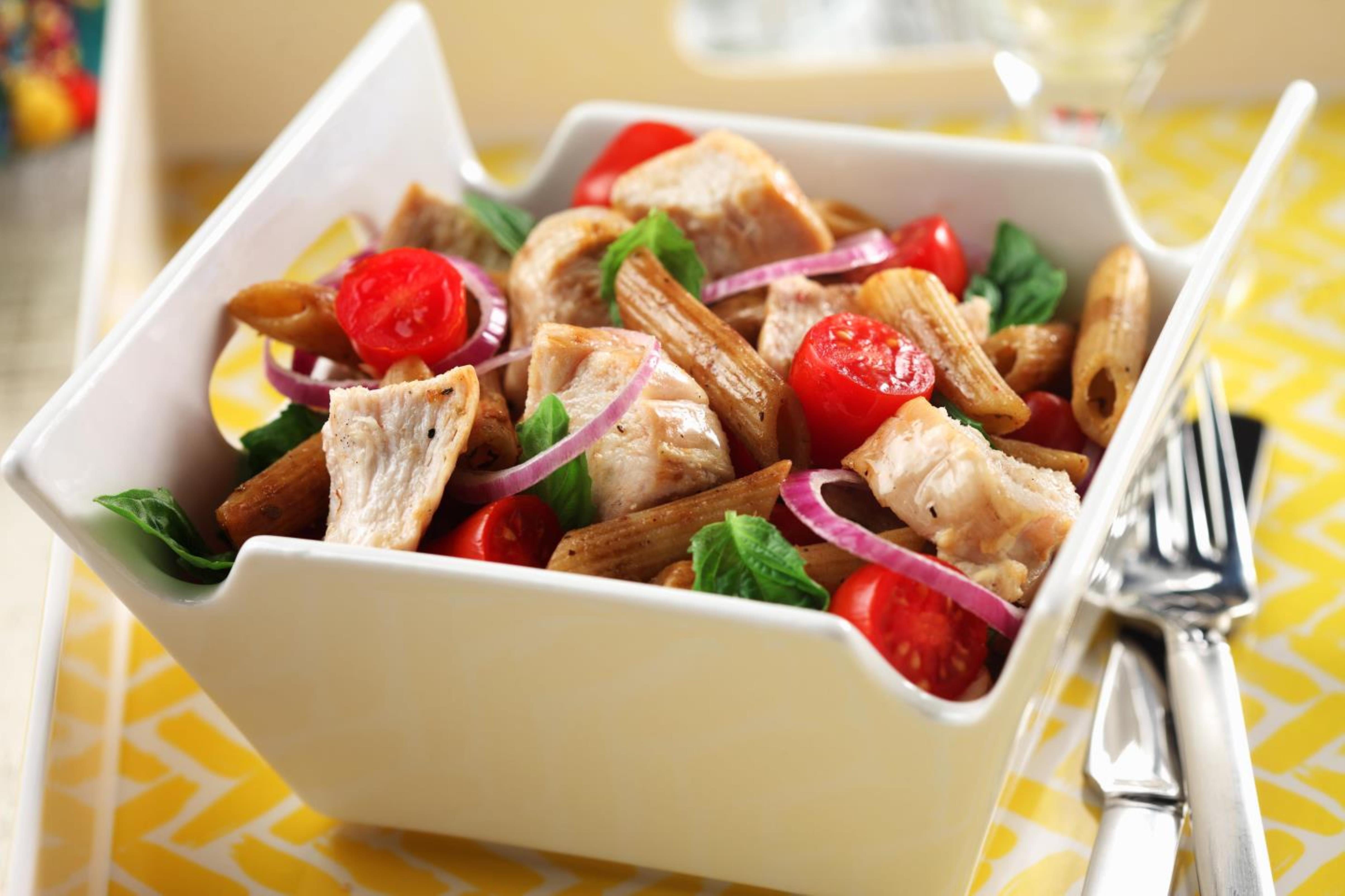 https://www.heartandstroke.ca/-/media/images/recipes/en/bistro-chicken-pasta--salad-in-a-square-white-bowl-with-a-fork-on-a-yellow-tablecloth.jpg?rev=3f630494e7da48a5a82bcad729634693&la=en&bc=f7f7f7&as=1&h=653&w=1160&hash=4704BC239C25B1F5B7CB8BE6BA9D45B7