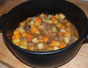 Easy beef stew in a black pot