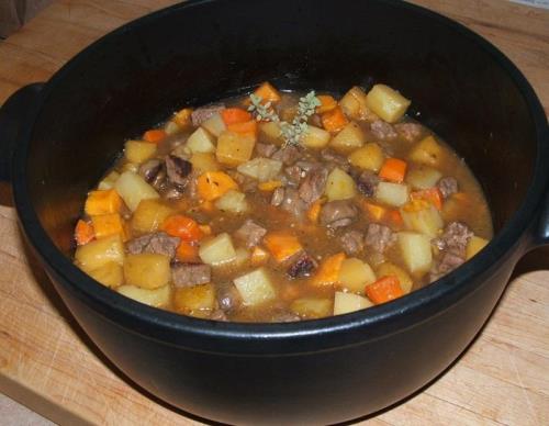 Easy beef stew in a black pot