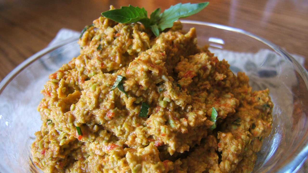 Edamame and roasted red pepper spread in a glass bowl