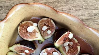 Roasted figs with honey in a baking dish