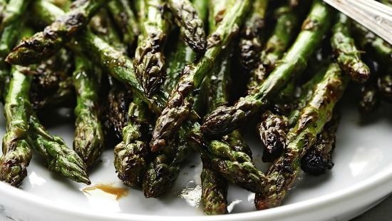 Tangy grilled asparagus