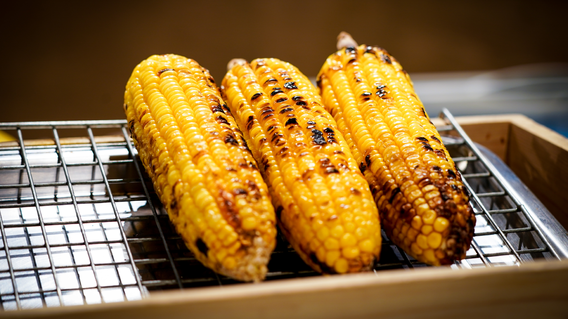 Grilled corn and tomato salad | Heart and Stroke Foundation