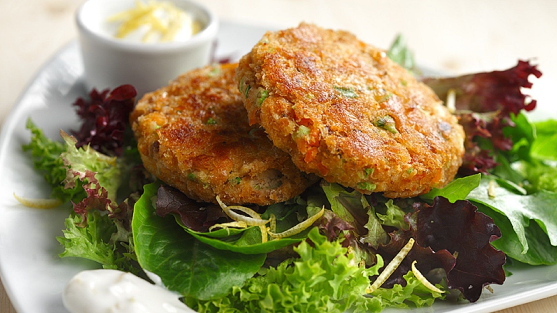 Salmon cakes with lemon yogurt sauce