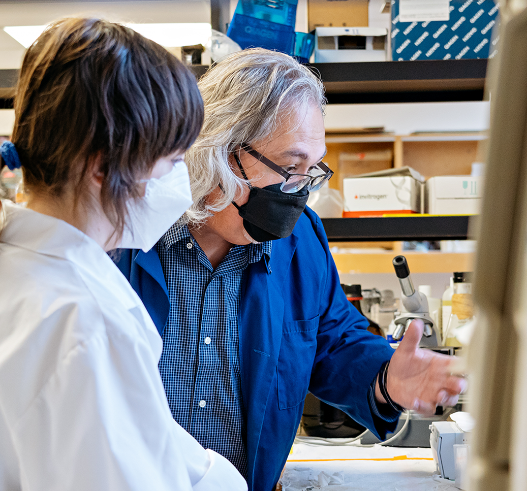 Dr. Glen Pyle talking to a member of his research team