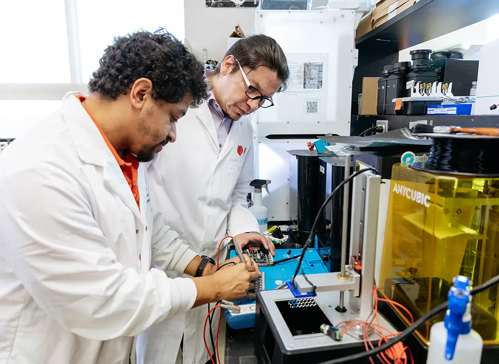 Dr. Emilio Alarcón with his research assistant, Maxime Comtois-Bona, in their lab.