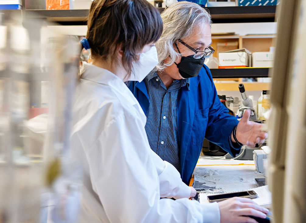 Dr. Glen Pyle talking to a member of his research team