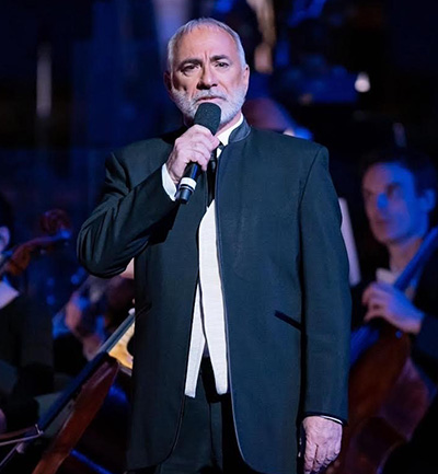 Robert Marien performing.
